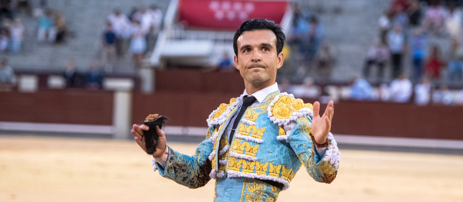 Gran dimensión de Cristian Pérez; oreja y vuelta al ruedo