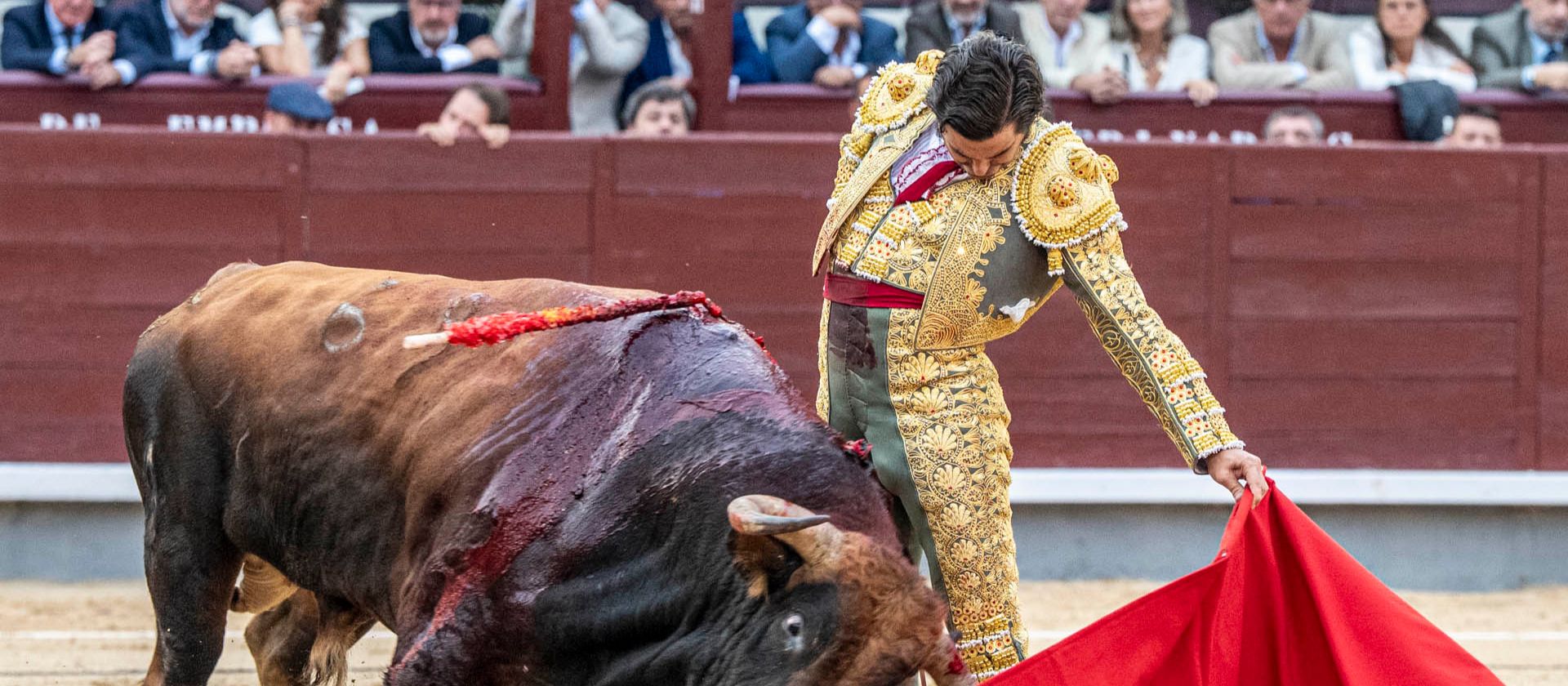 La terna saluda ovación en el Día de la Hispanidad