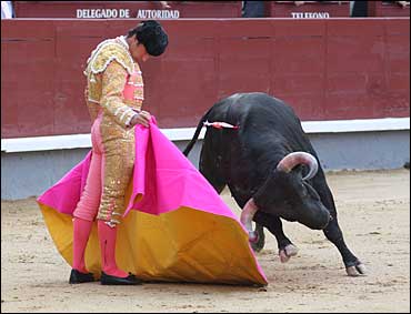 "El Fandi" lanceando con gusto y temple con el capote.