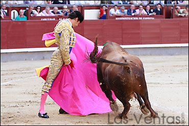 Manuel Jesús 'El Cid' saludando a su primero