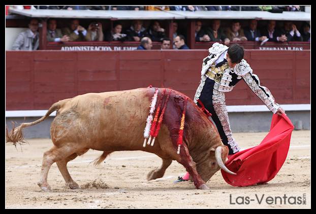 Jiménez Fortes en un buen natural al toro de su confirmación.